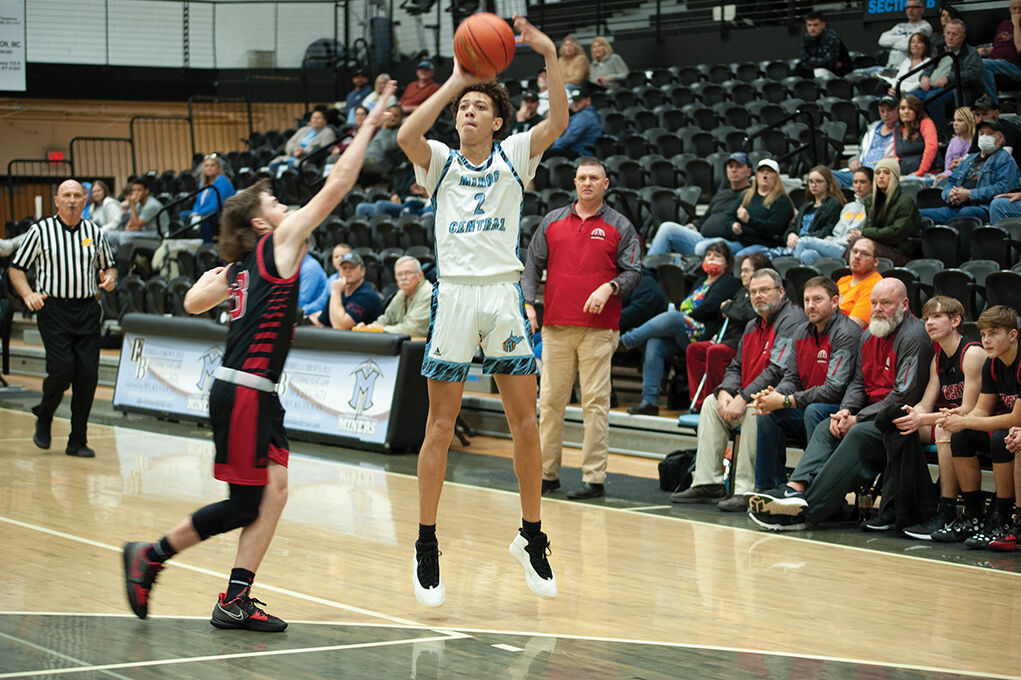 12-24 Mingo Jarius Jackson shooting a three.jpg